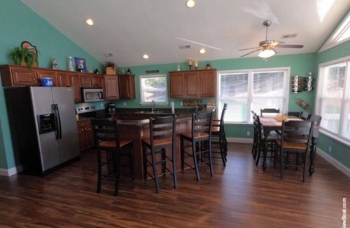 Big Creek House | Lake and bake/best wings on Norris/Floating Home