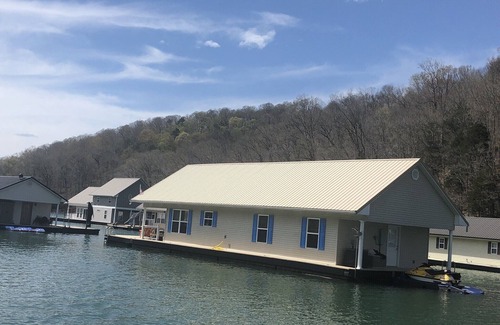 Big Creek House | Lake and bake/best wings on Norris/Floating Home