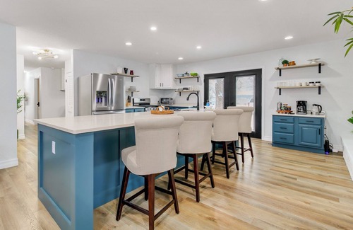 Warsaw House | Lake and marina 5 minutes away Large family friendly Cozy home with country feel