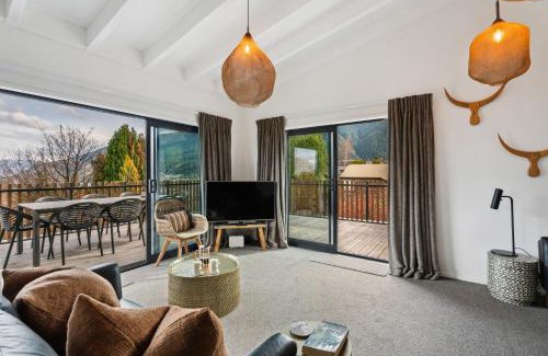 Queenstown House | Lake and Mountain Views - Central Queenstown