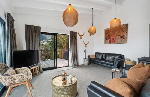 Queenstown House | Lake and Mountain Views - Central Queenstown