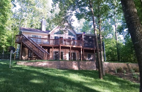 Livingston House | Lake Anna Waterfront Home, Pet Friendly, No-Smoking, Public Side, Private Docks
