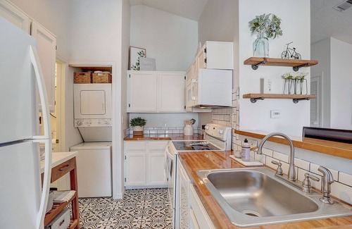 Highlands Condo | Lake Arbor Penthouse Suiteš Short walk to Arbor Lake, gym, dining and shopping!