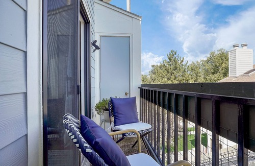 Highlands Condo | Lake Arbor Penthouse Suiteš Short walk to Arbor Lake, gym, dining and shopping!