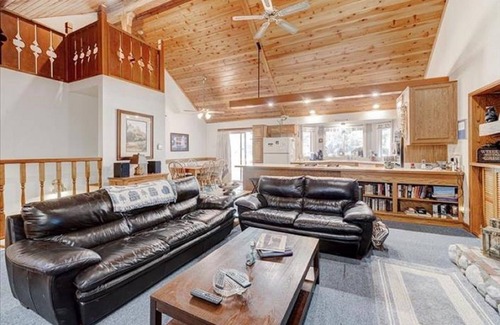 Lake Arrowhead House | Lake Arrowhead - Dreamin' 3 Bedroom Home by RedAwning
