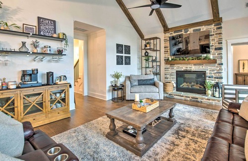 Waleska House | Lake Arrowhead Home w/ Hot Tub + Screened Porch!