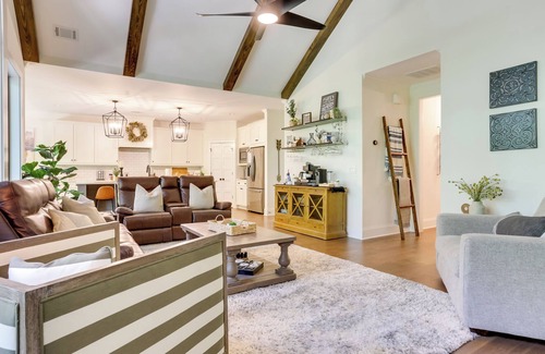 Waleska House | Lake Arrowhead Home w/ Hot Tub + Screened Porch!