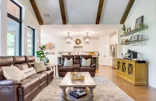 Waleska House | Lake Arrowhead Home w/ Hot Tub + Screened Porch!