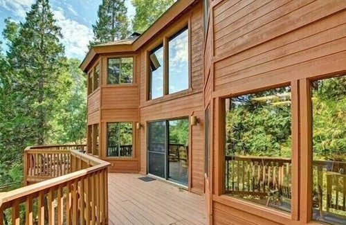Blue Jay House | Lake Arrowhead LARGE family cabin in the forest. DUEL Suite. Privacy. Hot tub