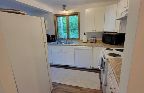 Meredith House | Lake Breeze Hideaway | Lake Winnipesaukee Vacation Home in Patrician Shores