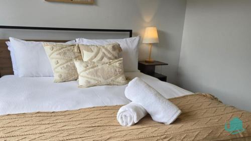 Murrays Beach House | Lake Breeze - lakeside, bushland escape, with plunge pool