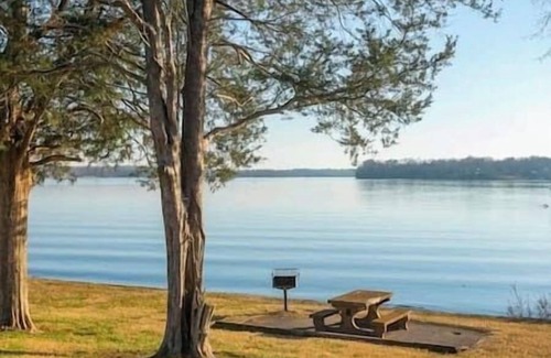 Gallatin House | Lake Cabin Near Avondale, Lake Access