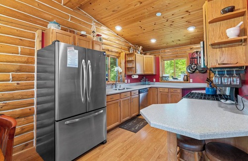 Oxford Cabin | Lake Cabin w/King Bed & Fire Pit near Dells