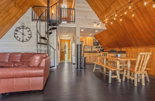 Milledgeville House | Lake Chalet, Sleeps 9, Private Beach, Kayak + MORE