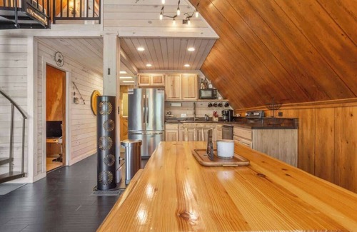 Milledgeville House | Lake Chalet, Sleeps 9, Private Beach, Kayak + MORE