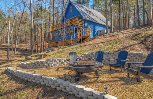 Milledgeville House | Lake Chalet, Sleeps 9, Private Beach, Kayak + MORE