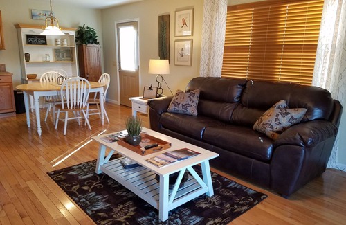 Hayesville Cottage | Lake Chatuge Country Cottages - Carolina Cottage - Free WiFi Parking & PremChnls