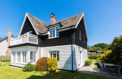 Thorpeness House | Lake Cottage - A large holiday home in Thorpeness - Close to the beach and The Meare - Aldeburgh Coastal Cottages