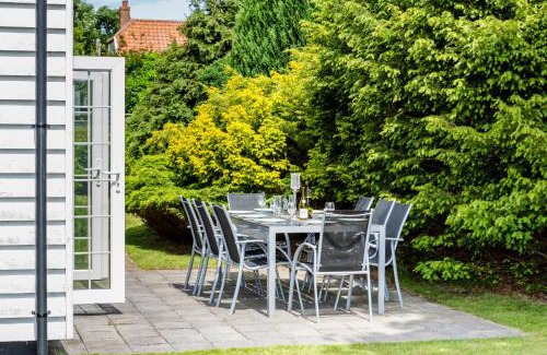 Thorpeness House | Lake Cottage - A large holiday home in Thorpeness - Close to the beach and The Meare - Aldeburgh Coastal Cottages