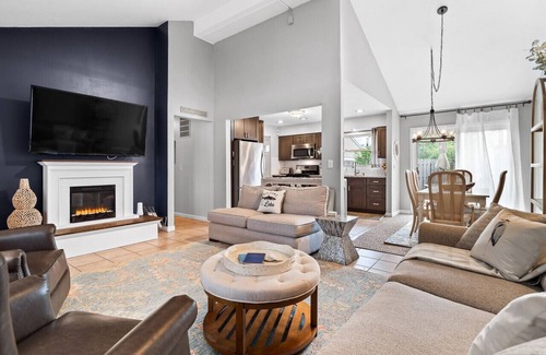 Avon Lake Apartment | Lake Cottage|Hot Tub|Game Room|Sleeps 7