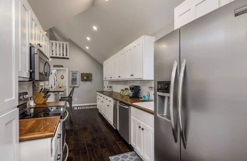 Gainesville Cottage | Lake Cottage + Party Dock + Fire Pit + Game Room + Loft