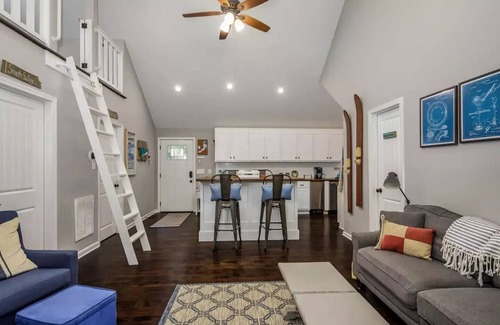 Gainesville Cottage | Lake Cottage + Party Dock + Fire Pit + Game Room + Loft