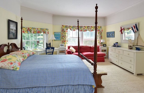 Oconomowoc House | Lake Country Retreat- 35 Minutes from Democratic Convention in Milwaukee