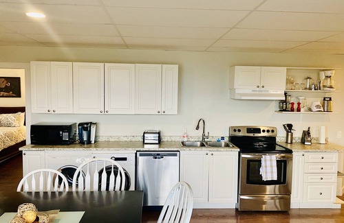 Central Okanagan House | Lake County Home. 3 Bedroom. Sleeps 9 with private hot tub and is pet friendly.