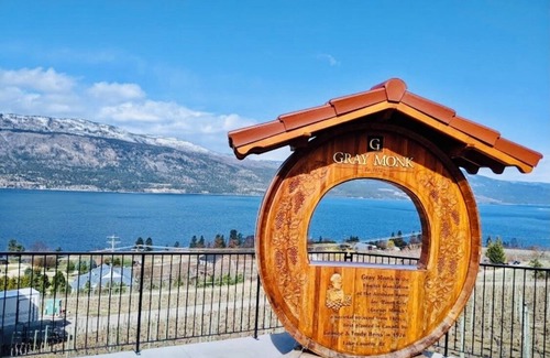 Central Okanagan House | Lake County Home. 3 Bedroom. Sleeps 9 with private hot tub and is pet friendly.