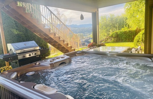 Central Okanagan House | Lake County Home. 3 Bedroom. Sleeps 9 with private hot tub and is pet friendly.