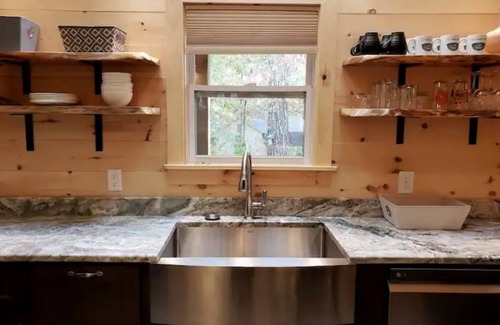 Morganton Cottage | Lake Cove Cabin- New, Hot tub, Views, Dog friendly