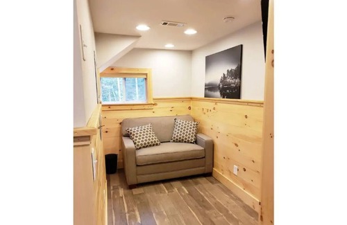 Morganton Cottage | Lake Cove Cabin- New, Hot tub, Views, Dog friendly