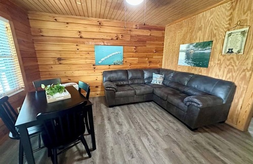 Russell Springs Cabin | Lake Cumberland Marina-Cabin 106