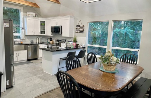 Hoodsport House | Lake Cushman Family Getaway-5 min walk to Lake-Pets OK-Firepit-Game Room-Kayaks!