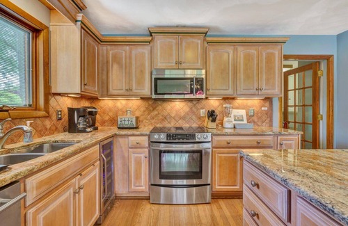 Smith Mountain Lake House | LAKE Dancing Water! Sleeps 10, Private dock!