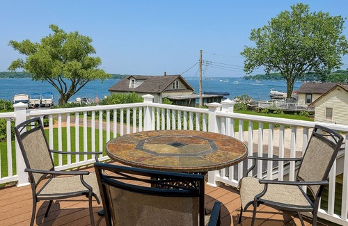 Delavan Lake Cottage | Lake Delavan Hideaway - Carl’s Cottage - Water View Bliss, Dock & Cozy Fireplace