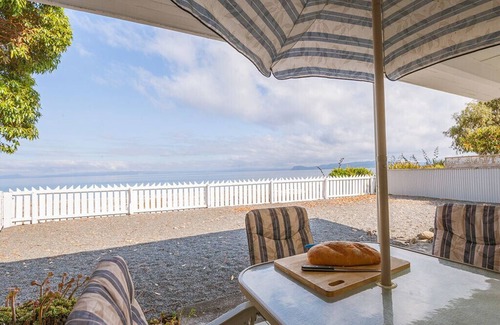 Waitahanui Cottage | Lake Edge Cottage - Waitahanui Holiday Home