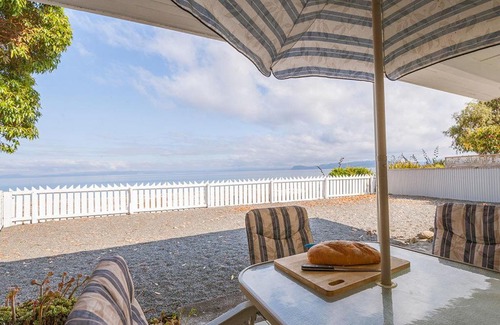 Waitahanui House | Lake Edge Cottage - Waitahanui Holiday Home