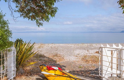 Waitahanui House | Lake Edge Cottage - Waitahanui Holiday Home