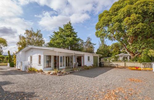 Waitahanui House | Lake Edge Cottage - Waitahanui Holiday Home