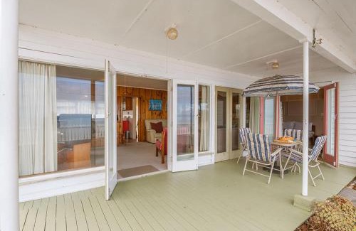 Waitahanui House | Lake Edge Cottage - Waitahanui Holiday Home
