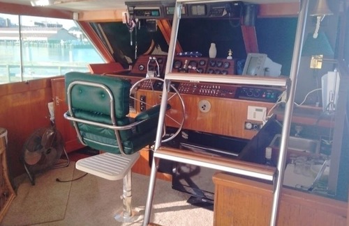 Sandusky Boat Rental | Lake Erie Haven - 50' yacht with charter option