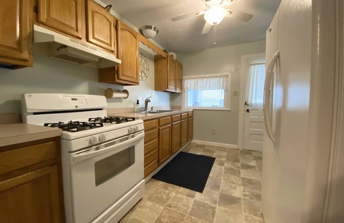 Geneva-on-the-Lake Cottage | Lake Erie Views - Beach Access - 8 Minute Walk to GOTL Strip!