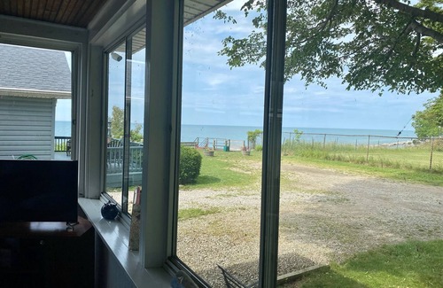 Geneva-on-the-Lake Cottage | Lake Erie Views - Beach Access - 8 Minute Walk to GOTL Strip!