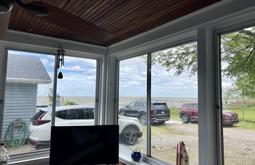 Geneva-on-the-Lake Cottage | Lake Erie Views - Beach Access - 8 Minute Walk to GOTL Strip!