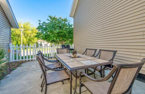 South Haven House | LAKE ESCAPE cottage located 5 blocks to Lake Michigan with Blue Stairs beach access