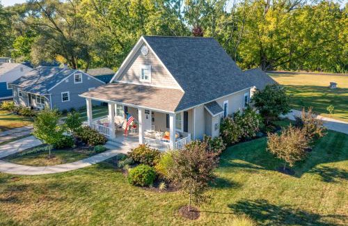 South Haven House | LAKE ESCAPE cottage located 5 blocks to Lake Michigan with Blue Stairs beach access