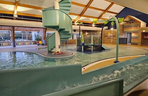 South Cerney House | Lake Escape - Hoburne Cotswolds