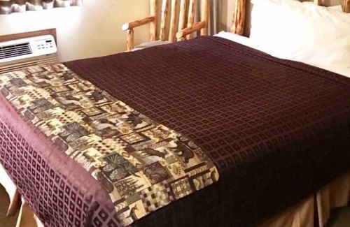 Ponderay House | Lake Escape! Spacious Queen Unit, Shuttle, Laundry, Breakfast, Parking, Spa Tub!