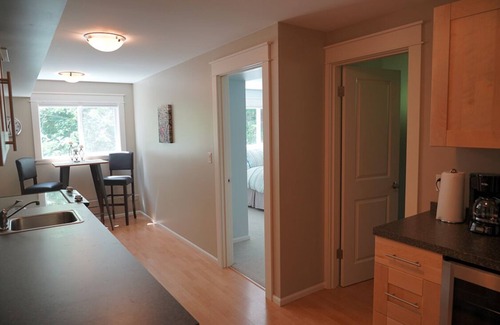 Kenmore Apartment | Lake Forest Park private guest suite
